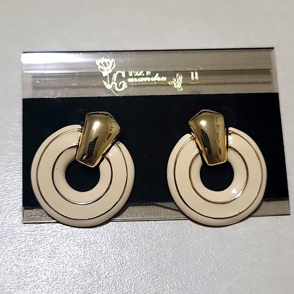 Vintage Large TAT Door Knocker MOD Cream Enamel Hoop Dangle Earrings.